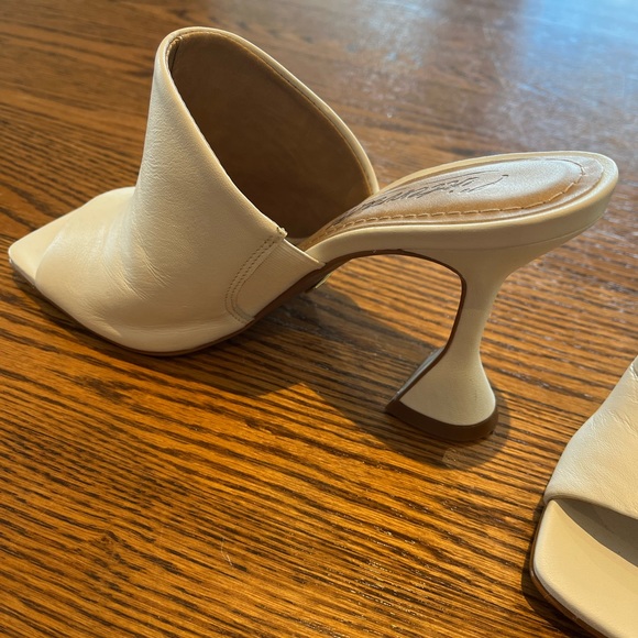 Brand new l’Intervalle Pumps. Size US6 in white leather. NEVER worn. - Picture 3 of 6